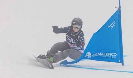 Mika Kizuka '24 snowboarding.
